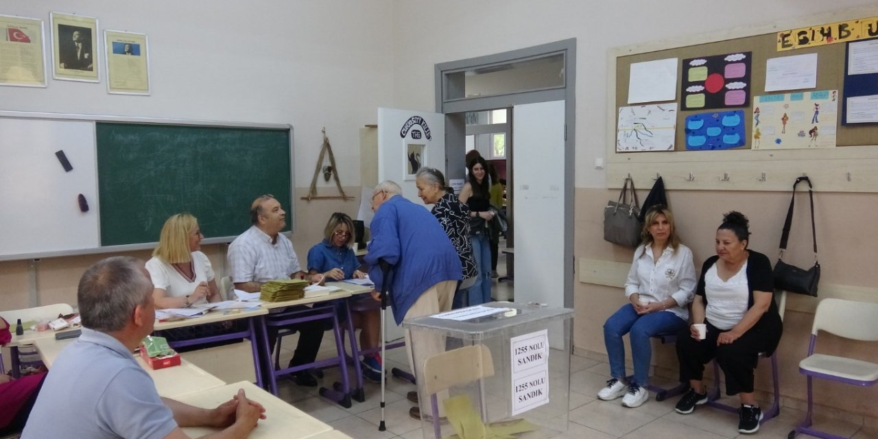 İzmir'de seçmenler Cumhurbaşkanı Seçimi 2'nci oylaması için sandığa gitti