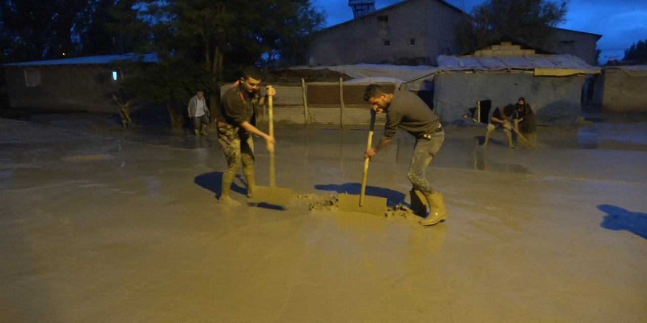 Dere taştı: 35 ev hasar gördü, bir köprü yıkıldı