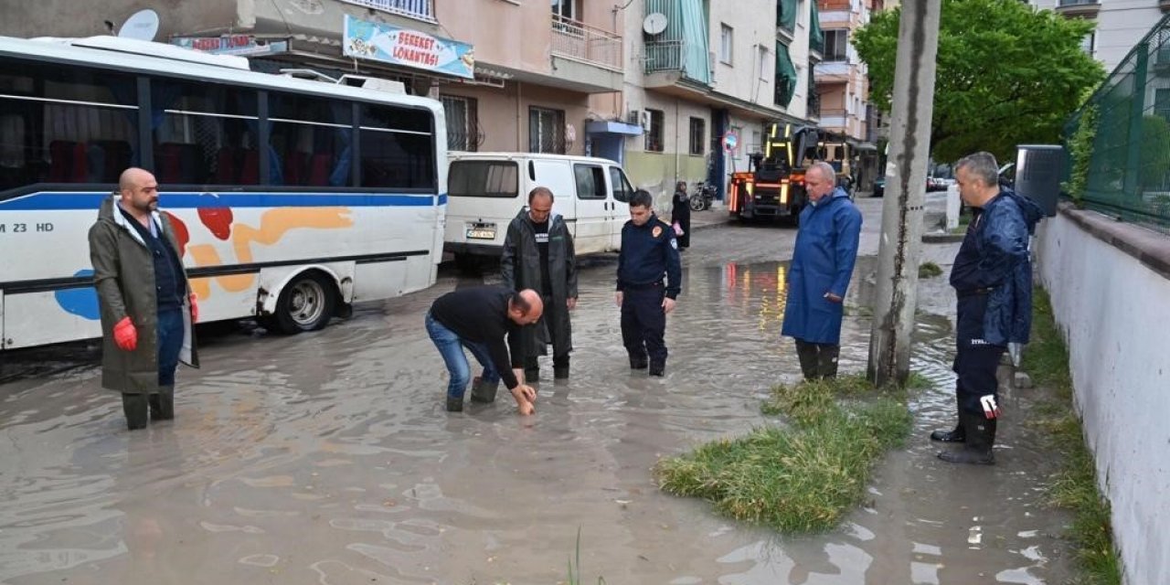 Su baskınlarının yaşandığı Turgutlu’da ekipler anında müdahale etti