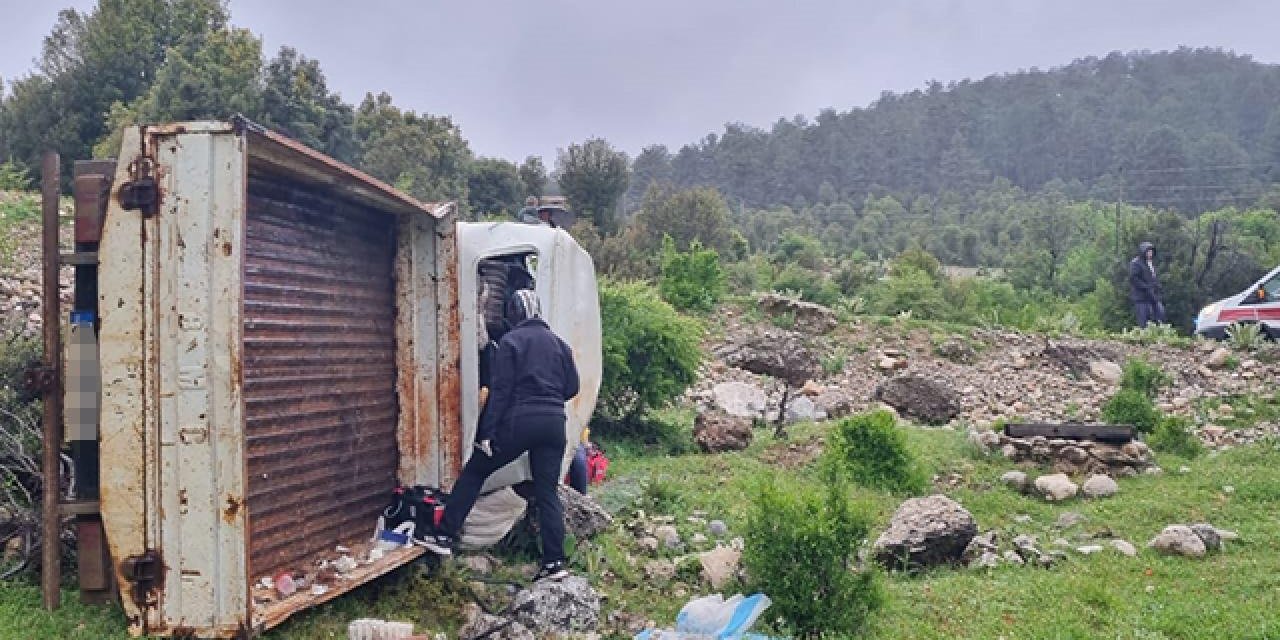 Kamyonet şarampole devrildi: 1 ölü, 1 yaralı