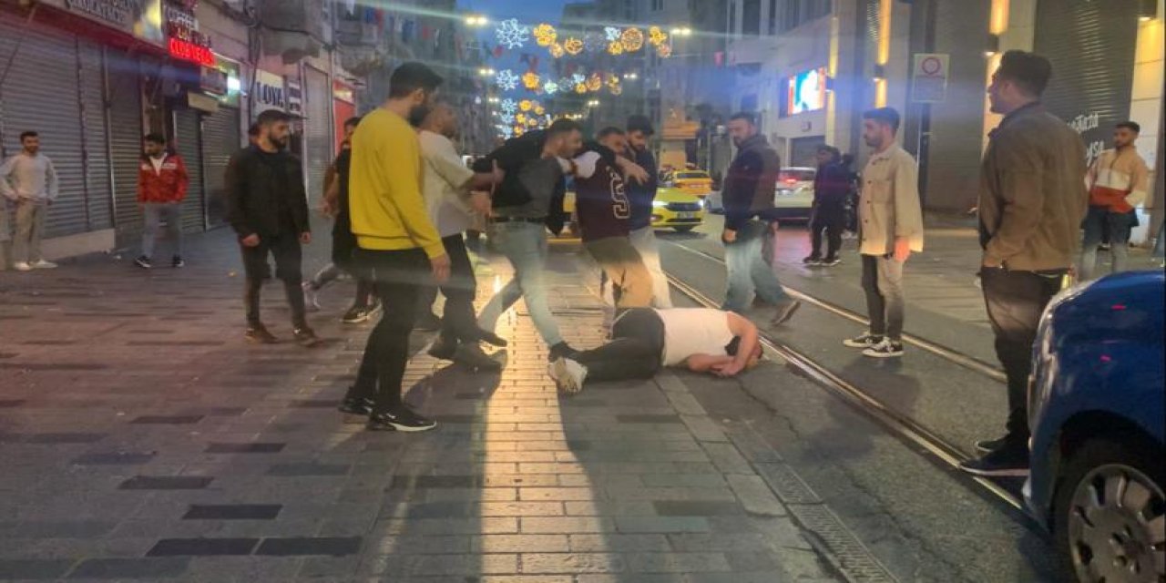 3 kişi tarafından tekme tokat dövüldü! İstiklal Caddesi’nde bayıltan dayak