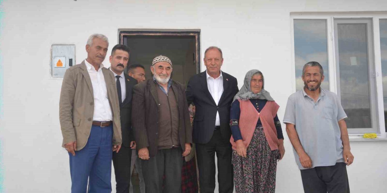 Başkan Oprukçu, Konyalı depremzede ailenin yüzünü güldürdü