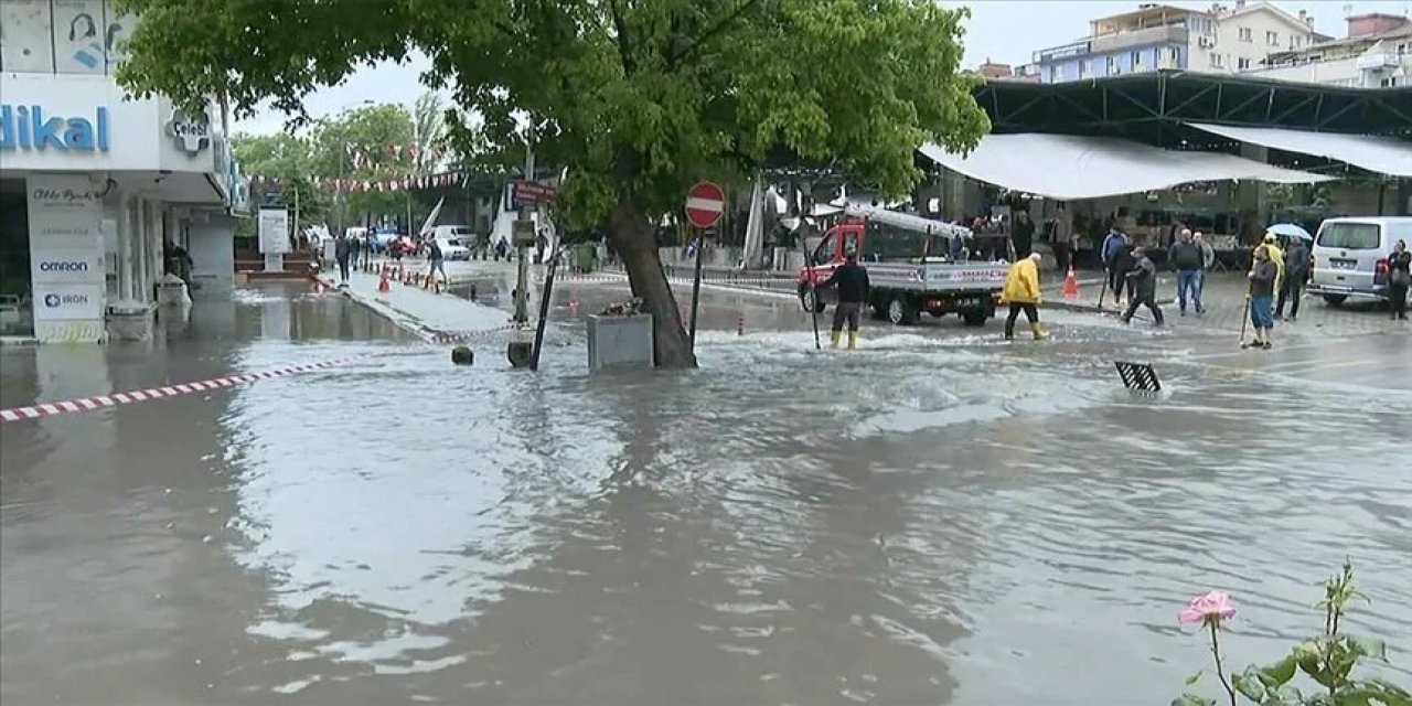 Ankara'da sağanak yağış! Aaraçlar mahsur kaldı