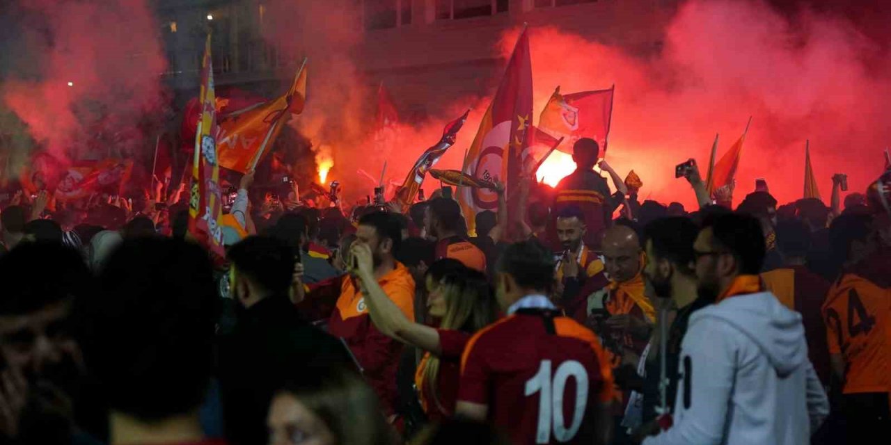 Taraftarlar, Florya Metin Oktay Tesisleri içinde takımı bekliyor