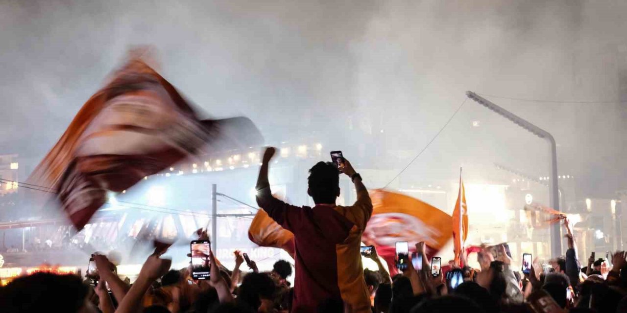 Galatasaray’ın şampiyonluğu Taksim’de coşkuyla kutlandı