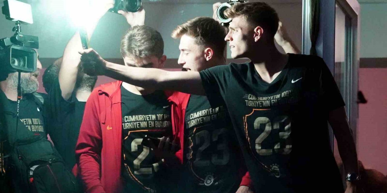 Galatasaray şampiyonluğu Florya’da taraftarıyla kutladı