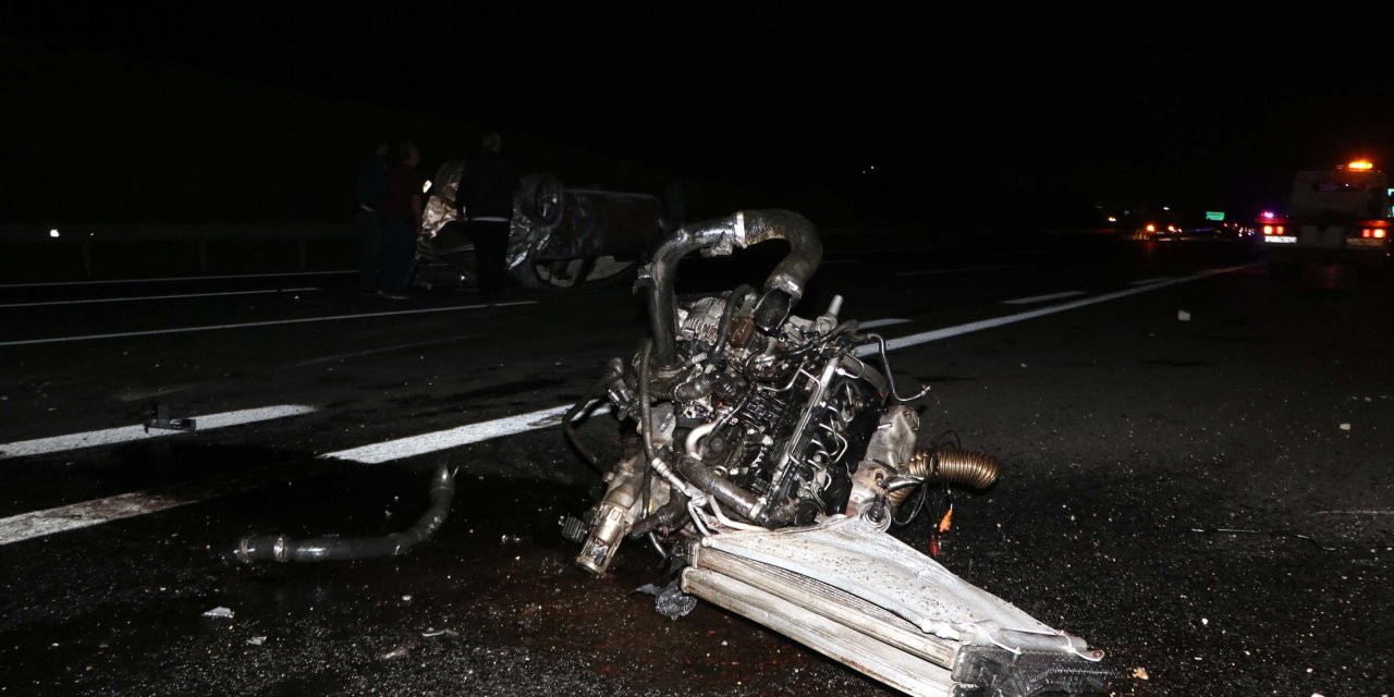 İki otomobilin çarpıştığı kazada otomobil alev topuna döndü; 1 kişi yanarak can verdi 9 kişi yaralı