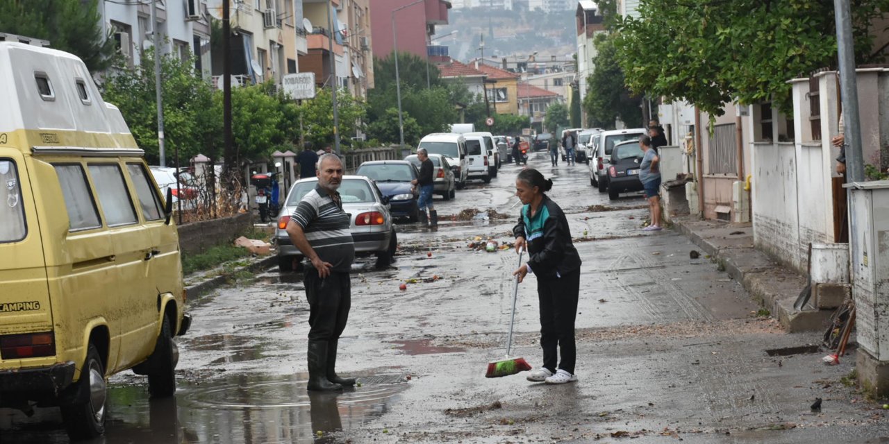 İzmir'de sağanak; ev ve iş yerlerini su bastı