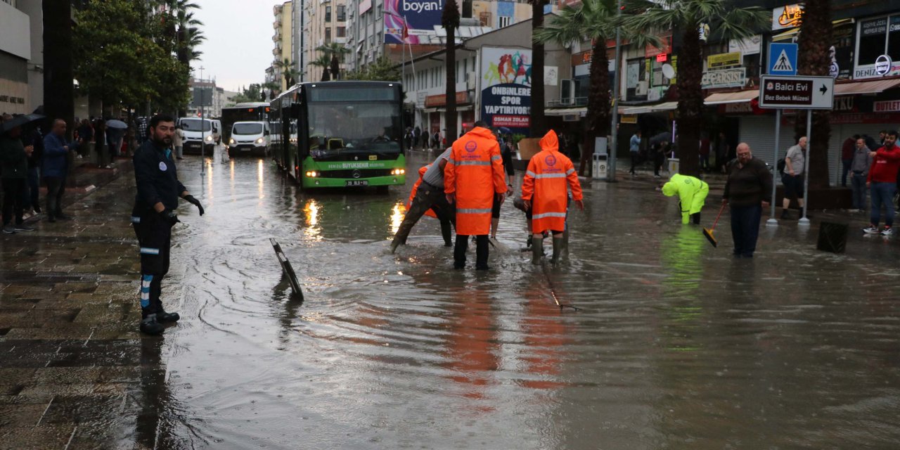 Denizli'de sağanak; mazgallar tıkandı, cadde ve sokaklar suyla doldu