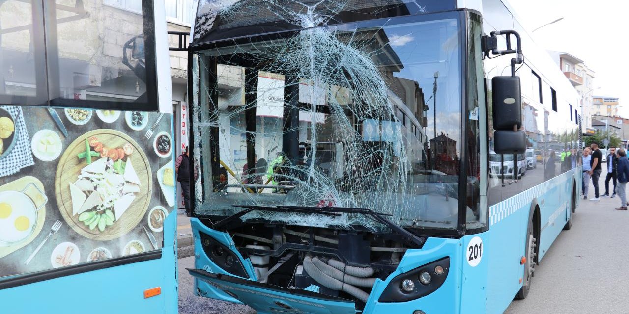 İki otobüs çarpıştı: 15 yaralı