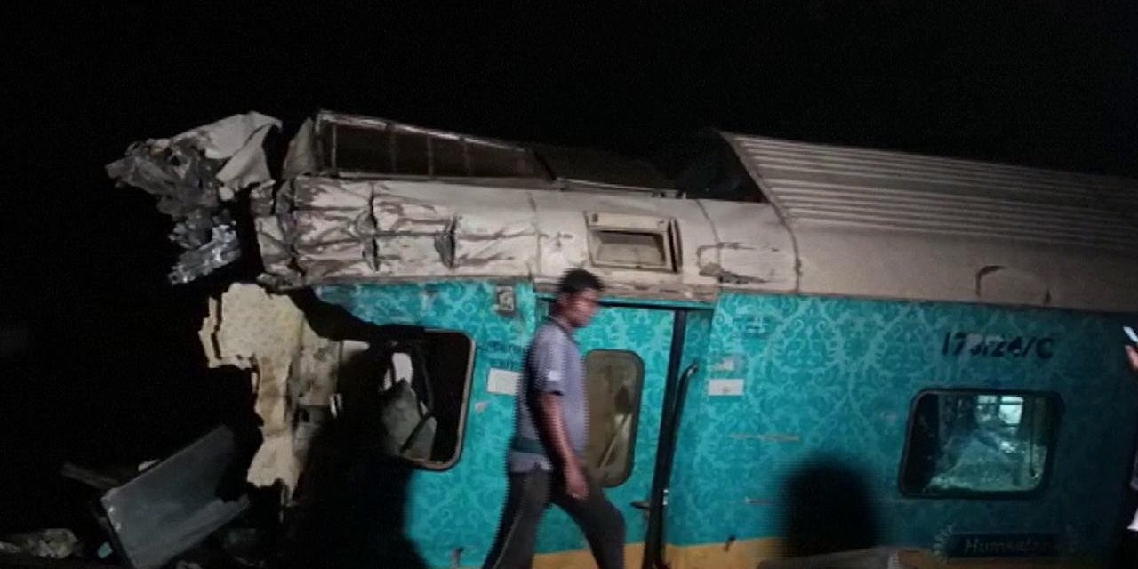 Tren kazası: En az 50 ölü