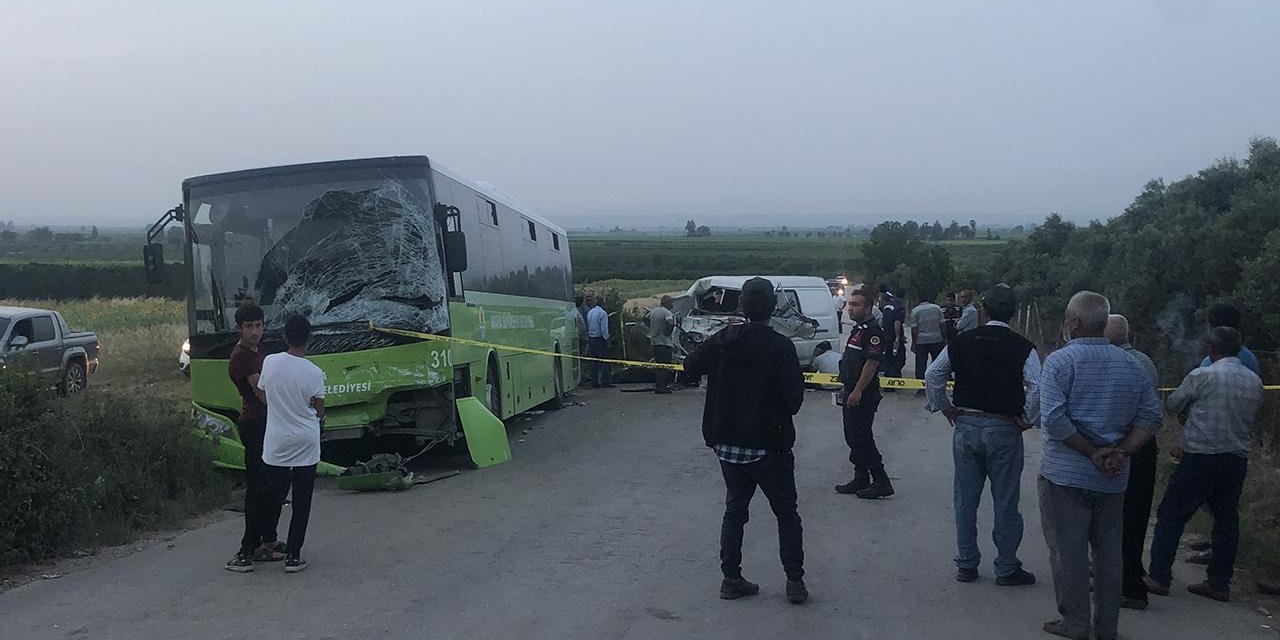Otobüsle minibüs çarpıştı: 2 ölü, 10 yaralı