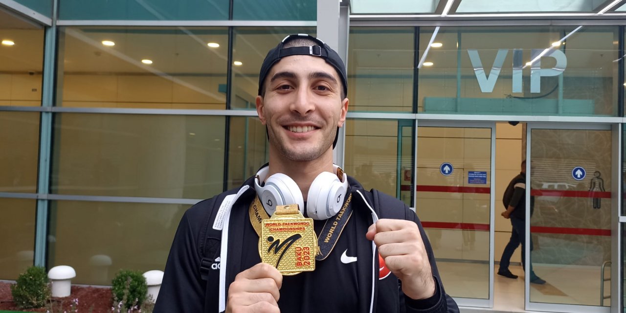 Dünya şampiyonu tekvandocular ülkeye döndü