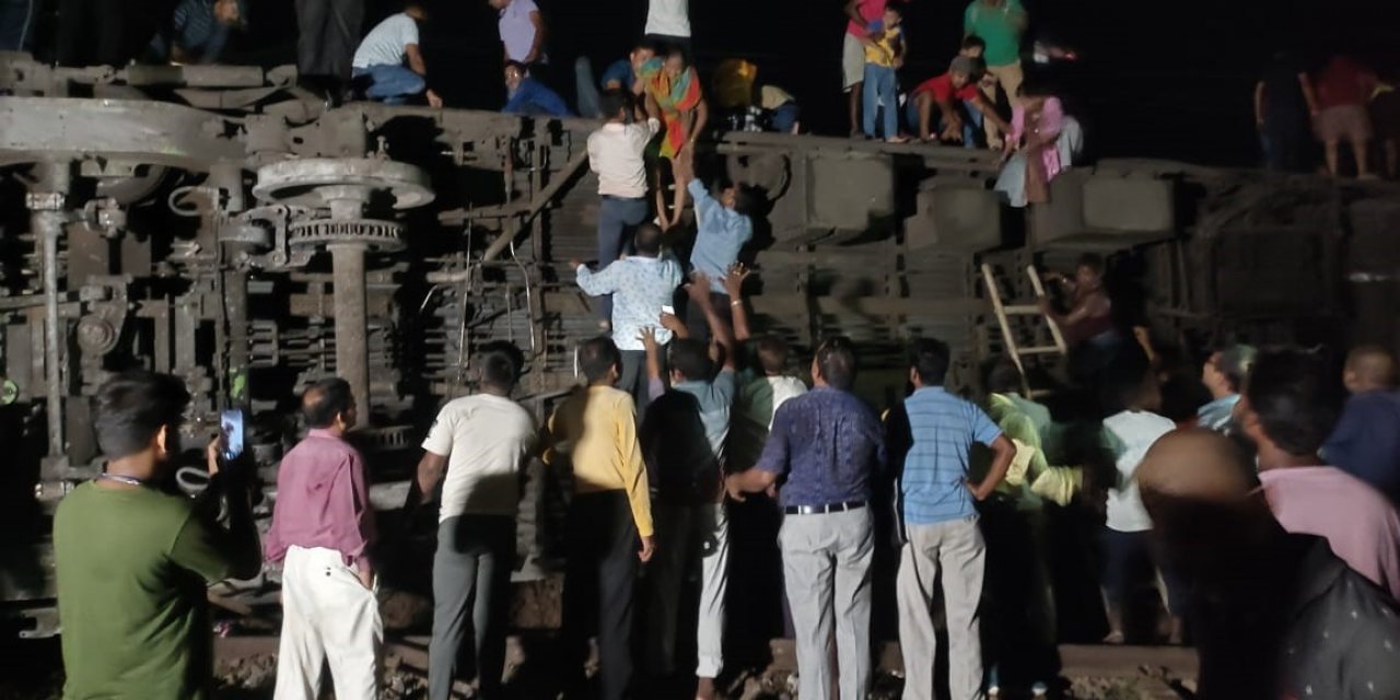 Hindistan'daki tren kazasında ölü sayısı 207'ye çıktı