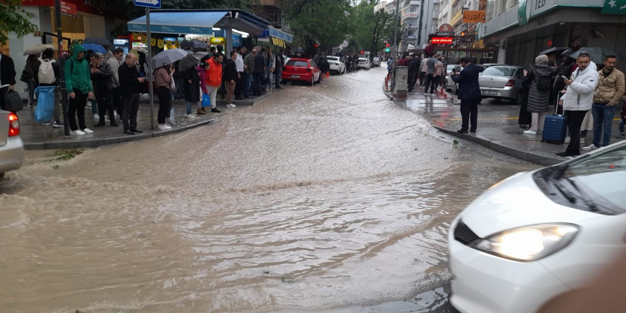 Ankara'da sağanak! Yollar göle döndü