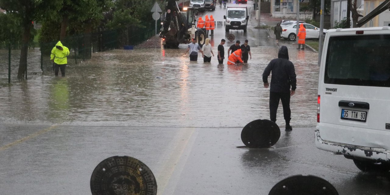 Denizli'de sağanak sele neden oldu; mahsur kalanlar kurtarıldı