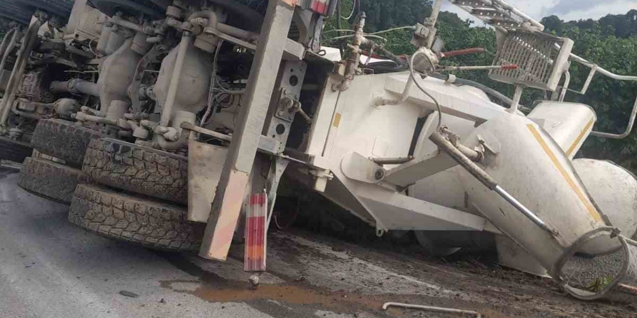 Kontrolden çıkan beton mikseri devrildi: 1 yaralı