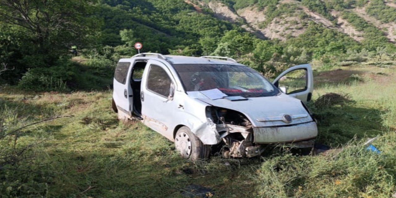 Tunceli'de hafif ticari araç, tarlaya devrildi: 2'i çocuk, 6 yaralı