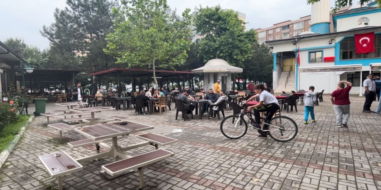 Cami avlusunda buluştuğu arkadaşı tarafından öldürüldü