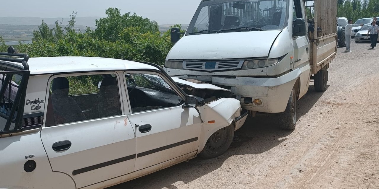 Adıyaman’da iki araç kafa kafaya çarpıştı: 2 yaralı