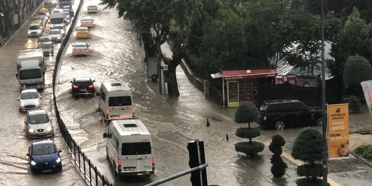 Amasya'da yollar göle döndü, ev ve iş yerlerini su bastı