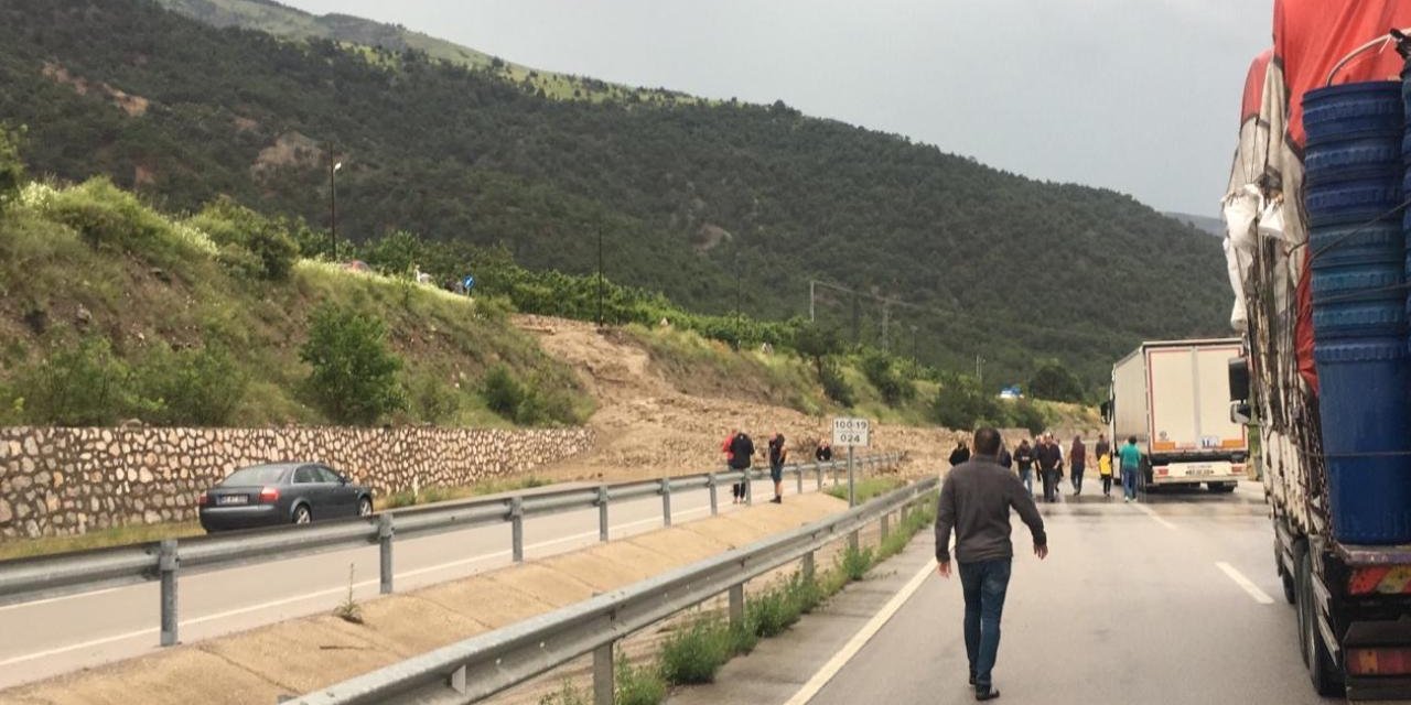 Yağış nedeniyle Taşova-Amasya kara yolu ulaşıma kapandı