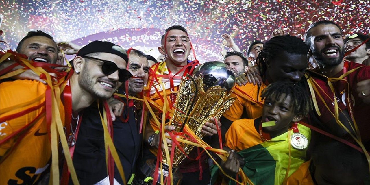 Şampiyon Galatasaray kupasını kaldırdı