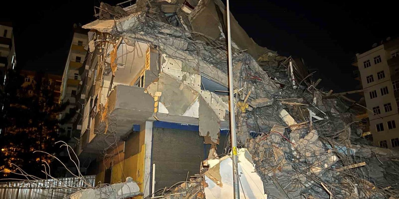 Diyarbakır’da yıkımı yapılan ağır hasarlı binanın bir kısmı kendiliğinden çöktü