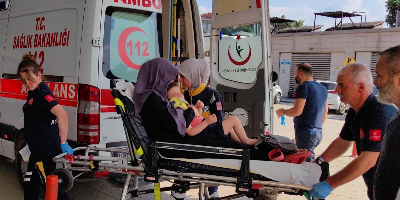 3'üncü kattan düşen Salih Deniz, annesinin kucağında hastaneye kaldırıldı