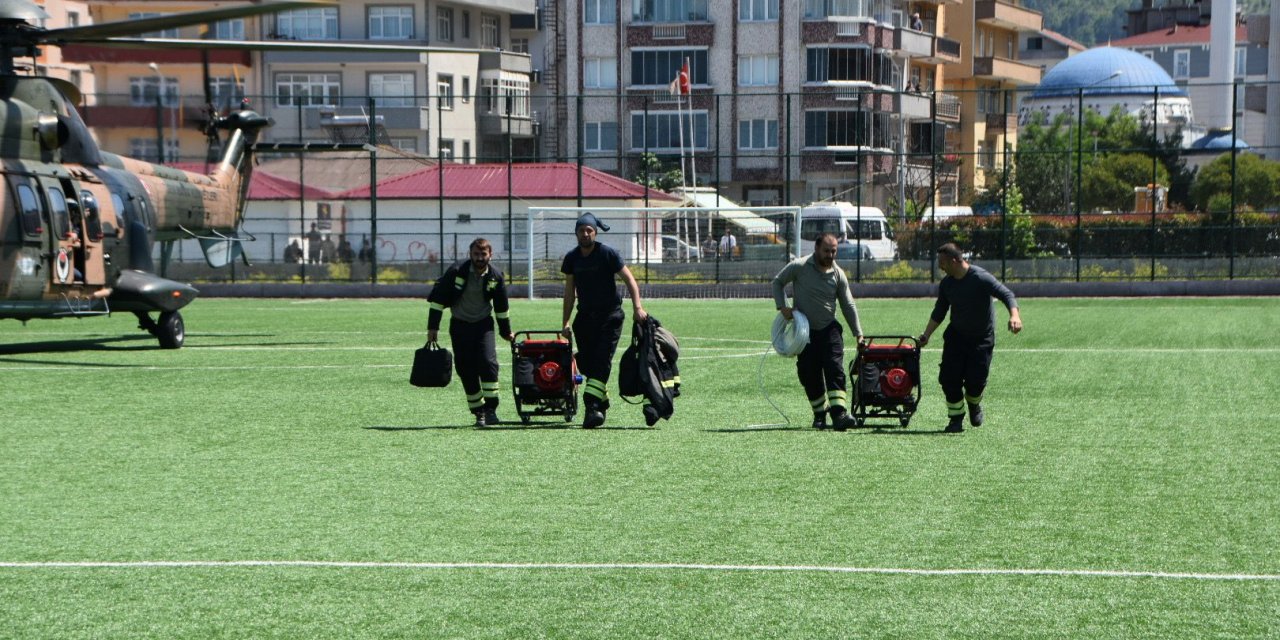 Sağanak sonrası elektriği kesilen köylere askeri helikopterle jeneratör ulaştırıldı