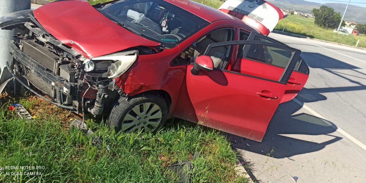 Denizli'de iki otomobilin çarpıştığı kazada 2 kişi yaralandı