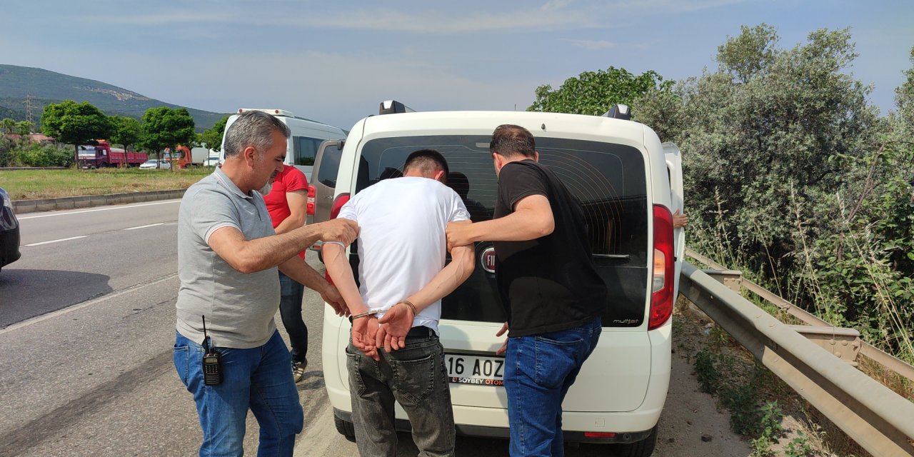 Kendisini çaldığı minibüse kilitledi, polis lastiklere ateş edip indirdi