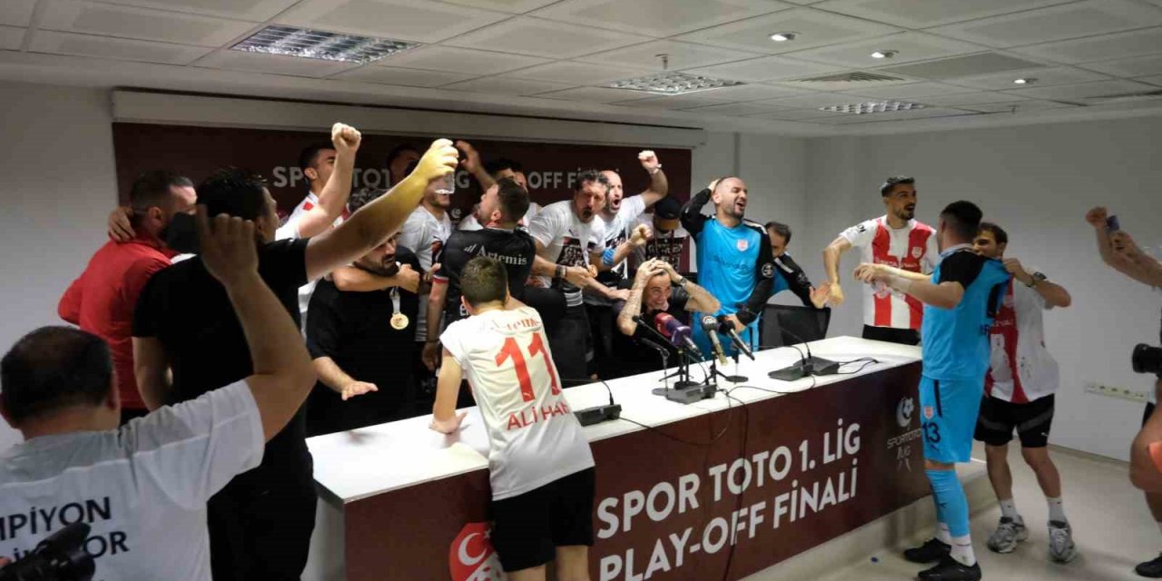 Süper Lig'e yükselen Pendikspor'da sulu kutlama