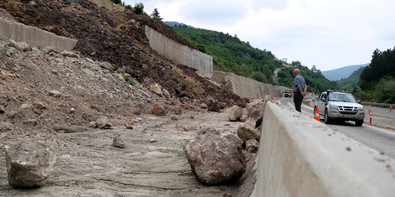 Dağdan kopan dev kayalar yola indi, Ankara istikameti trafiğe kapandı