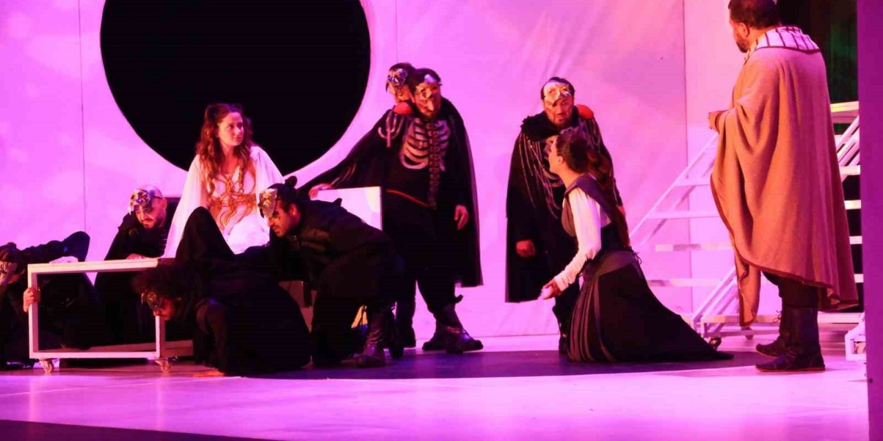 Konya Şehir Tiyatrosu “Barsisa” oyununu bu kez Denizli’de sahnelendi