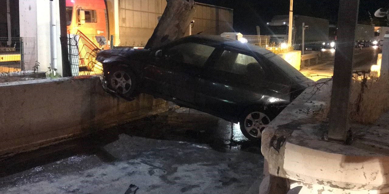 Edirne’de gişelere çarpan alkolü sürücünün otomobili alev alev yandı