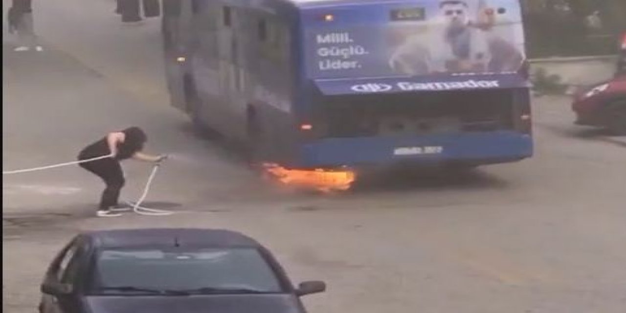 Seyir halinde alev alan belediye otobüsündeki yangını bahçe hortumuyla söndürdü; o anlar kamerada