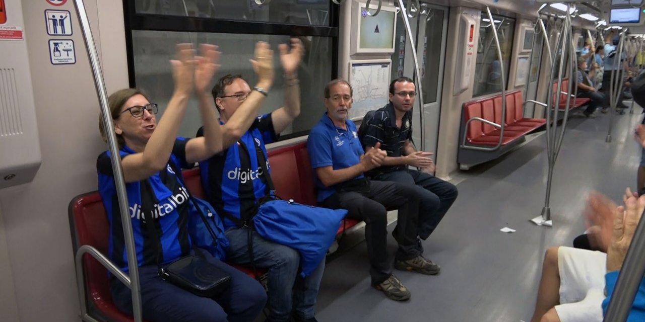 Manchester City ve Inter taraftarları, metroda tezahüratlarla stada geliyor