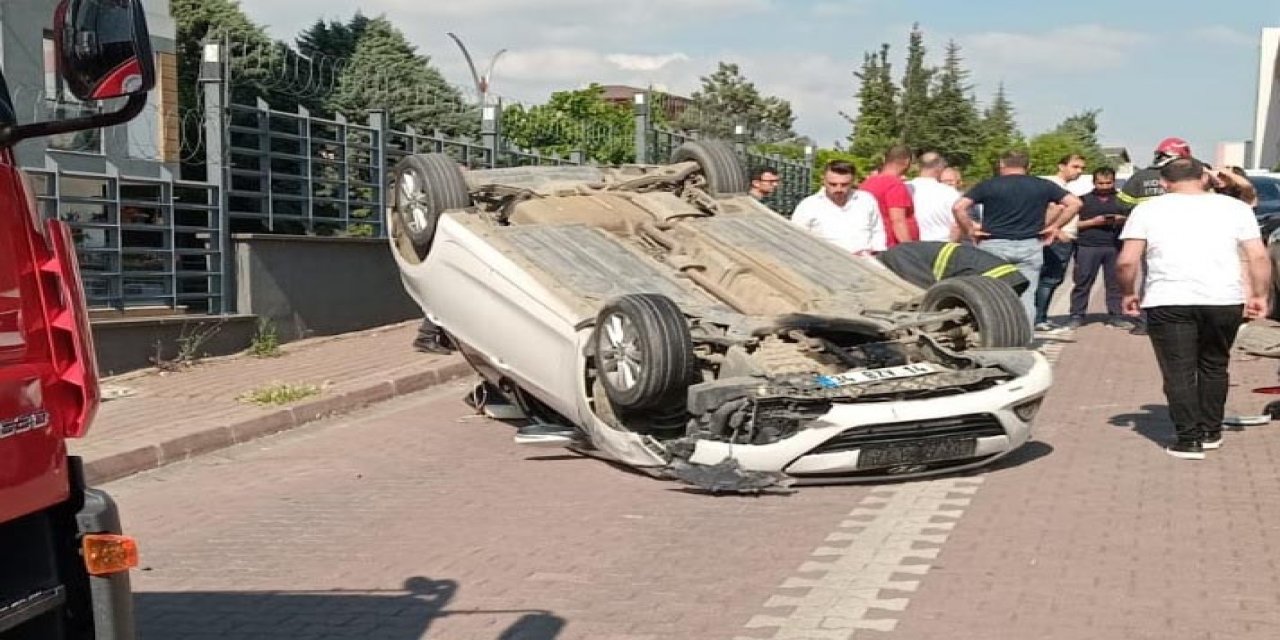 Kaldırım ve 2 araca çarpıp ters dönen otomobilin sürücüsü yaralandı