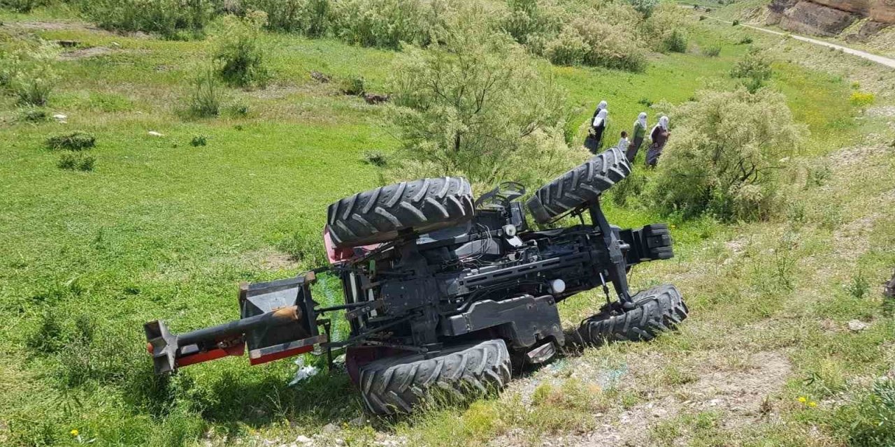 Devrilen traktörün kabinli olması sürücüyü kurtardı