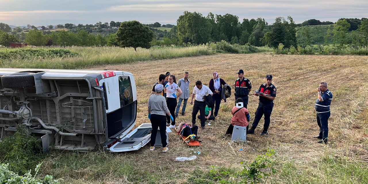 Düğüne gidenlerin içerisinde bulunduğu minibüs tarlaya devrildi