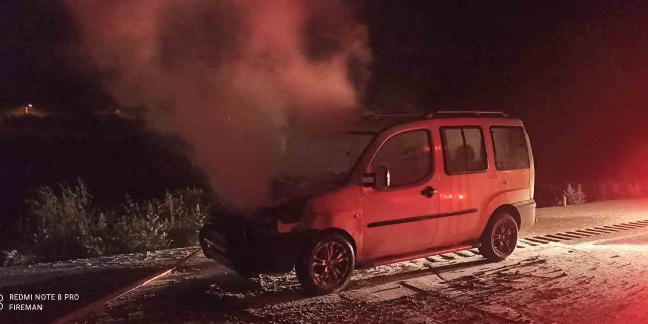 Burdur’da seyir halinde yanan otomobil kullanılamaz hale geldi