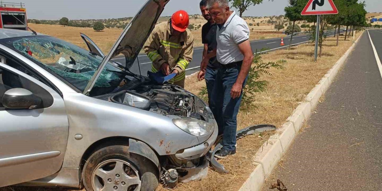 Mardin’de kontrolden çıkan otomobil refüje çıktı: 2 yaralı