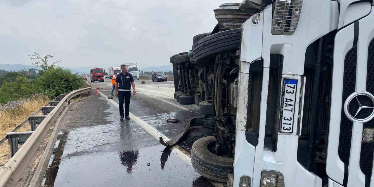 Osmaniye’de dorsesinde pirinç taşıyan tır otoyolda devrildi