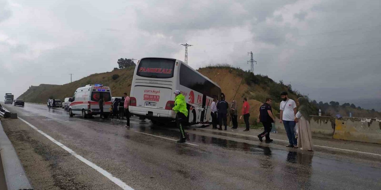 Yoldan çıkan otobüs toprak yığınına çarptı: 10 yaralı