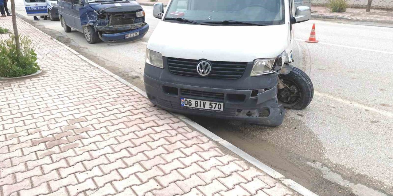 Konya'da minibüslerin çarpıştığı kaza ucuz atlatıldı