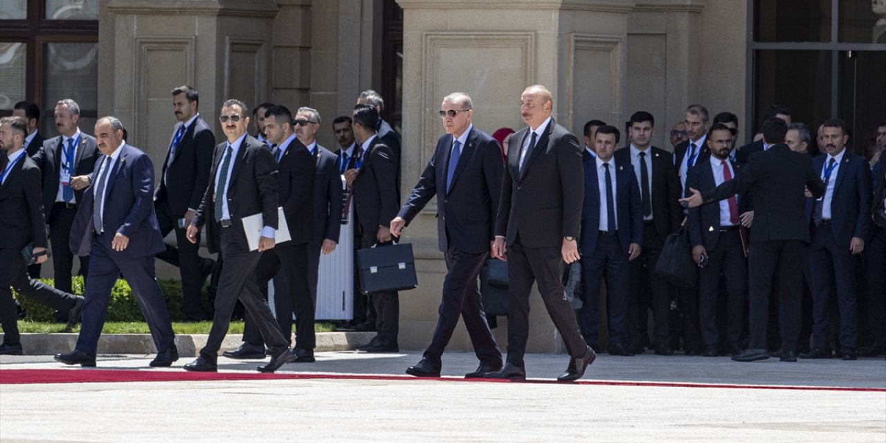 Cumhurbaşkanı Erdoğan, Azerbaycan’da resmi törenle karşılandı