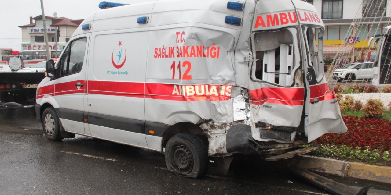 Tır, ambulans ile minibüse çarptı: Yaralılar var