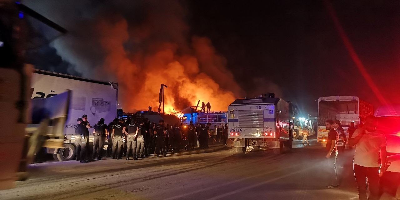 Fabrika yangını kontrol altına alındı