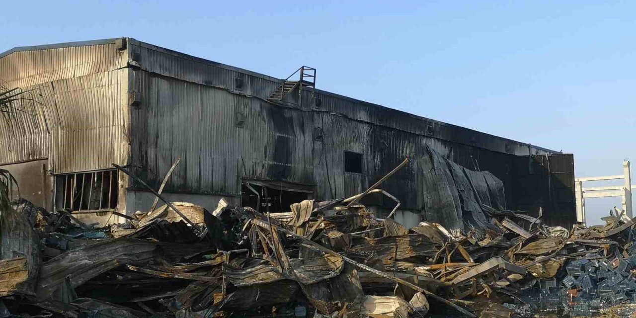 Plastik fabrikasında çıkan yangında hasarın boyutu gün ağarınca ortaya çıktı